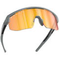 Gli occhiali da sole sportivi SHYFT di NAKED Optics presentano lenti a specchio arancioni e una montatura grigia, con il logo NAKED riportato sulla parte superiore e sulle aste. Grazie alla “Passform-Optimierung”, questi occhiali sportivi personalizzati garantiscono una vestibilità confortevole per chi conduce uno stile di vita attivo.