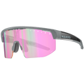 Découvrez le modèle SHYFT de NAKED Optics : des lunettes de sport élégantes, imprimées en 3D, dotées de verres roses réfléchissants, d’une monture grise et du logo NAKED sur le côté. Conçues pour un ajustement optimal (Passform-Optimierung), les SHYFT offrent un confort véritablement personnalisé dans le domaine des lunettes de sport.