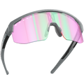 Les SHYFT de NAKED Optics sont des lunettes de soleil de sport dotées d'une monture grise texturée et de verres miroités rose-vert, avec le logo NAKED Optics sur les branches. Inspirées par le concept « Passform-Optimierung », ces lunettes de sport sur mesure offrent à chaque athlète un ajustement confortable et précis.