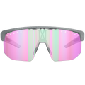 Découvrez les lunettes de soleil de sport SHYFT de NAKED Optics, dotées d'une monture grise et de verres réfléchissants roses et verts, ornées du logo NAKED Optics sur le haut. Nos lunettes de sport imprimées en 3D offrent un ajustement personnalisé pour un confort optimal et un maintien parfait, garantissant un ajustement optimal lors de chaque activité.