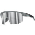 I modelli SHYFT di NAKED Optics sono eleganti occhiali da sole sportivi grigi con lenti a specchio e logo NAKED sull'asta, dotati della tecnologia Passform-Optimierung per una vestibilità confortevole ispirata agli occhiali sportivi personalizzati.