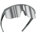 I modelli SHYFT di NAKED Optics sono occhiali da sole sportivi grigi e neri con lenti a specchio e il logo NAKED sulla montatura; offrono occhiali sportivi personalizzati per il massimo comfort e vestibilità grazie all’innovativa ottimizzazione della vestibilità.