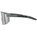Vista laterale del modello sportivo nero e grigio: gli occhiali da sole SHYFT di NAKED Optics, con il logo NAKED sulla montatura e lenti trasparenti, progettati per ottimizzare la vestibilità degli occhiali sportivi personalizzati.
