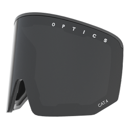 Dunkle, gebogene Visierscheibe von NAKED Optics, oben mit OPTICS und unten mit CAT. 4 unten, perfekt für NOVA Skibrillen mit magnetischem Wechselsystem und Anti-Fog-Beschichtung.