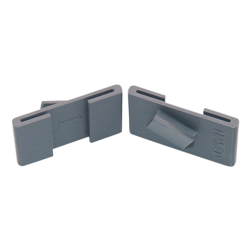 Zwei graue, rechteckige Kunststoff-Accessoires von NAKED Optics mit abgewinkelten Vorsprüngen und Schlitzen, die sich perfekt als Maskenclip-Brillenband oder Ski-Accessoire eignen, sind auf weißem Hintergrund abgebildet.