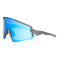 Il modello FALCON di NAKED Optics è un paio di occhiali da sole sportivi di colore grigio, con ampie lenti avvolgenti a specchio blu che recano la scritta NAKED sulla stanghetta, in grado di garantire una protezione UV400 affidabile per i tuoi occhi.