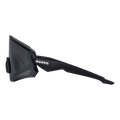 Seitenansicht der Sonnenbrille „The FALCON“ in Schwarz von NAKED Optics mit dem NAKED-Logo auf dem Bügel und einem breiten, dunkel getönten Glas mit UV400-Schutz.