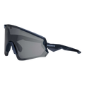 Die FALCON von NAKED Optics ist eine schwarze Sportsonnenbrille mit grauen, eckigen Gläsern und einem NAKED-Logo auf dem linken Bügel, das vor weißem Hintergrund den UV400-Schutz anzeigt.