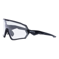 De HAWK van NAKED Optics is een zwarte sportzonnebril met heldere glazen en het NAKED-logo aan de zijkant van het montuur. Deze bril is ontworpen als een ‘Sportbrille klein’ of ‘Fahrradbrille für kleine Köpfe’ en biedt een stevige en comfortabele pasvorm voor kleinere hoofdomtrekken.