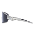 Vista laterale degli occhiali da sole sportivi color argento, modello The HAWK di NAKED Optics, con lenti scure e logo NAKED sulla stanghetta: ideali come occhiali da ciclismo per bambini o come occhiali sportivi di piccole dimensioni.