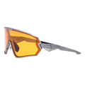 De sportieve zonnebril van NAKED Optics – de HAWK – heeft oranje getinte glazen en een strak, hoekig grijs montuur op een witte achtergrond. De HAWK is ideaal als fietsbril voor kleine hoofden en perfect voor iedereen die op zoek is naar een kleine sportbril die prestaties en stijl combineert.