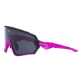 Vi presentiamo il modello The HAWK di NAKED Optics: occhiali da sole oversize con lenti nere e montatura rosa acceso punteggiata di nero, ripresi da un’angolazione laterale. Perfetti come occhiali sportivi per bambini o occhiali da ciclismo per visi piccoli, il modello The HAWK unisce uno stile accattivante a una vestibilità comoda per i visi più piccoli.