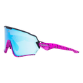 De HAWK van NAKED Optics is een sportieve zonnebril met blauwe spiegelglazen, een hoekig montuur en roze pootjes met spetterpatroon op een witte achtergrond – ideaal als fietsbril voor kleine hoofden of voor iedereen die op zoek is naar een stijlvolle sportbril in een kleine maat.