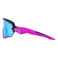 Zijaanzicht van het model „The HAWK“ van NAKED Optics in roze, met blauwe glazen en zwarte spikkels op het montuur, tegen een witte achtergrond.