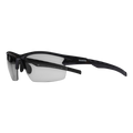 Beschreibung anhand der Produktdaten überarbeitet: Die RUSH Halfframe Photochromisch von NAKED Optics ist eine schwarze Sportsonnenbrille mit klaren, halbrandlosen Gläsern und dem NAKED Optics-Logo auf dem Bügel. Als photochrome Sportbrille konzipiert, verfügt dieses Modell über selbsttönende Gläser, die sich automatisch an wechselnde Lichtverhältnisse anpassen und so für optimale Sicht und höchsten Tragekomfort sorgen. Zudem bieten sie zuverlässigen UV400-Schutz und gewährleisten so maximalen Augenschutz