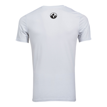 Rückansicht eines schlichten weißen NAKED Optics T-Shirts mit einem kleinen schwarzen, runden Logo am Halsausschnitt. Es ist aus Fair Wear Bio-Baumwolle gefertigt und bietet einzigartigen Komfort und ein dezentes, auffälliges Design.