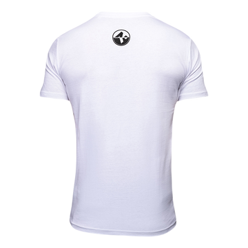 Rückenansicht eines schlichten weißen NAKED Optics T-Shirts aus nachhaltiger Bio-Baumwolle mit einem kleinen schwarzen kreisförmigen Logo in der Nähe des Halsausschnitts. Fair Wear zertifiziert für ethische Produktion.