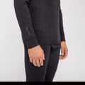 Si vede una persona che indossa l'intimo termico da uomo NAKED Optics (100% lana merino), composto da una maglia termica a maniche lunghe di colore scuro e da pantaloni abbinati; sono visibili solo il busto e le braccia. Questo completo aderente mette in risalto l’intimo funzionale in lana merino senza cuciture, che garantisce calore e traspirabilità eccezionali, rendendolo ideale per essere indossato a strati.
