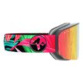 Die NOVA von NAKED Optics ist eine farbenfrohe Skibrille mit einem Riemen mit tropischem Muster und reflektierenden orange-gelben Gläsern, hier von der Seite gesehen. Diese große Skibrille verfügt über ein innovatives Magnetwechselsystem für einen schnellen Glaswechsel und eine Anti-Fog-Beschichtung, die unter allen Bedingungen für klare Sicht sorgt.