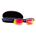 Il modello RUSH Halfframe di NAKED Optics è dotato di lenti a specchio rosso-arancio con protezione UV400 ed è fornito con una custodia nera e un panno per la pulizia nero, come mostrato sullo sfondo bianco.