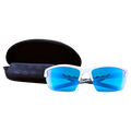 I RUSH Halfframe di NAKED Optics — occhiali da sole sportivi bianchi con lenti blu, noti anche come Sportsonnenbrille — sono raffigurati davanti a una custodia nera e a un panno per la pulizia abbinato. Questi eleganti Sportbrille garantiscono una protezione UV400, assicurando una protezione affidabile per gli occhi in tutte le tue avventure all’aria aperta.