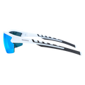 Il modello RUSH Halfframe di NAKED Optics è un paio di occhiali da sole sportivi bianchi e neri con lenti a specchio blu, ripresi in un’inquadratura laterale su uno sfondo semplice. Dotati di protezione UV400, questi occhiali da sole sportivi garantiscono una protezione oculare eccellente per le attività all’aperto.