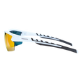 Seitenansicht der „RUSH Halfframe“ von NAKED Optics in Weiß und Schwarz mit orangefarbenen, reflektierenden Gläsern mit UV400-Schutz, präsentiert vor einem einfarbigen Hintergrund.