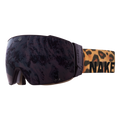 The STORM by NAKED Optics are ski goggles featuring a dark sphärisch lens and a leopard-print strap emblazoned with the bold black word “NAKED.” These Skibrille also boast an innovative Magnetwechselsystem and an effective Anti-Fog-Beschichtung, ensuring optimal visibility on the slopes.