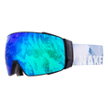 Il modello STORM di NAKED Optics è una maschera da sci sferica con lenti a specchio blu-verdi e un cinturino bianco con la scritta “NAKED” stampata. È dotata di un innovativo sistema magnetico di sostituzione delle lenti e di un rivestimento antiappannamento avanzato per una visione nitida sulle piste.