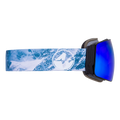 Gli occhiali da sci STORM di NAKED Optics con lenti blu, caratterizzati da un design ispirato alla montagna e da un logo bianco sul cinturino regolabile (vista laterale). Dotati di un innovativo sistema di sostituzione magnetica delle lenti per un cambio facile e veloce e di un efficace rivestimento antiappannamento per garantire una visione cristallina sulle piste.