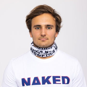 Mann mit braunen Haaren trägt ein weißes NAKED Optics T-Shirt und ein weißes NAKED Optics Schlauchschal-Multifunktionstuch mit schwarzem Text, auf weißem Hintergrund.