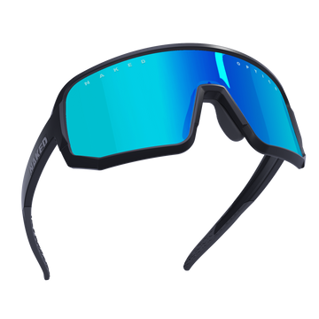 Die schwarze NAKED Optics Sportbrille verfügt über blau verspiegelte Gläser und den Schriftzug "NAKED" auf dem Rahmen und den Gläsern - ideal für Outdoor-Abenteuer. Auf grauem Hintergrund abgebildet.