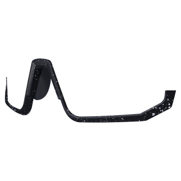 Die schwarze Wraparound-Sonnenbrille von NAKED Optics zeichnet sich durch ein weiß gesprenkeltes Muster auf dem Rahmen aus, das vor einem weißen Hintergrund steht.