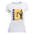La maglietta “High-Wheeler” di NAKED Optics presenta un design accattivante che raffigura un uomo a torso nudo con un cilindro in piedi accanto a una bicicletta d’epoca, con la scritta “NAKED”. Ispirata a Stevie Schneider e realizzata in cotone biologico Fair Wear, questa maglietta esclusiva offre comfort e sostenibilità.