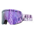 I modelli TROOP Youth di NAKED Optics sono occhiali da sci viola con un motivo che richiama le montagne e il logo NAKED sul cinturino, su sfondo bianco. Dotati dell’innovativo rivestimento antiappannamento, questi piccoli occhiali da sci sono ideali per i giovani sciatori che cercano una visione nitida e uno stile accattivante sulle piste.