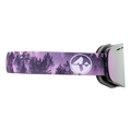 I modelli TROOP Youth di NAKED Optics sono occhiali da sci viola caratterizzati da un motivo boschivo sul cinturino e da un logo rotondo bianco sul lato. Ideali come piccoli occhiali da sci per ragazzi, questi modelli sono dotati di un efficace rivestimento antiappannamento per una visione nitida sulle piste.